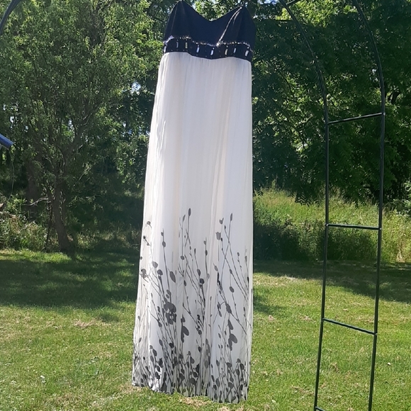 SILK🖤JS Boutique Black/White Maxi Dress with Rhinestone/Sequin Embellishments💝 - Picture 4 of 10